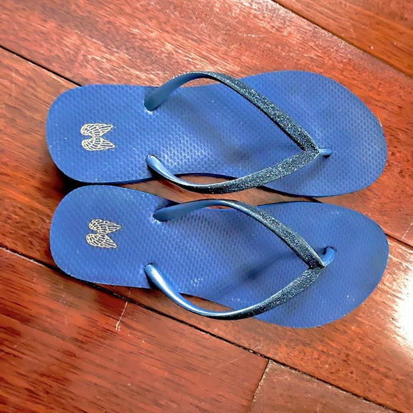 Victoria’s Secret Rare Angel Wings flip flops - Picture 3 of 4